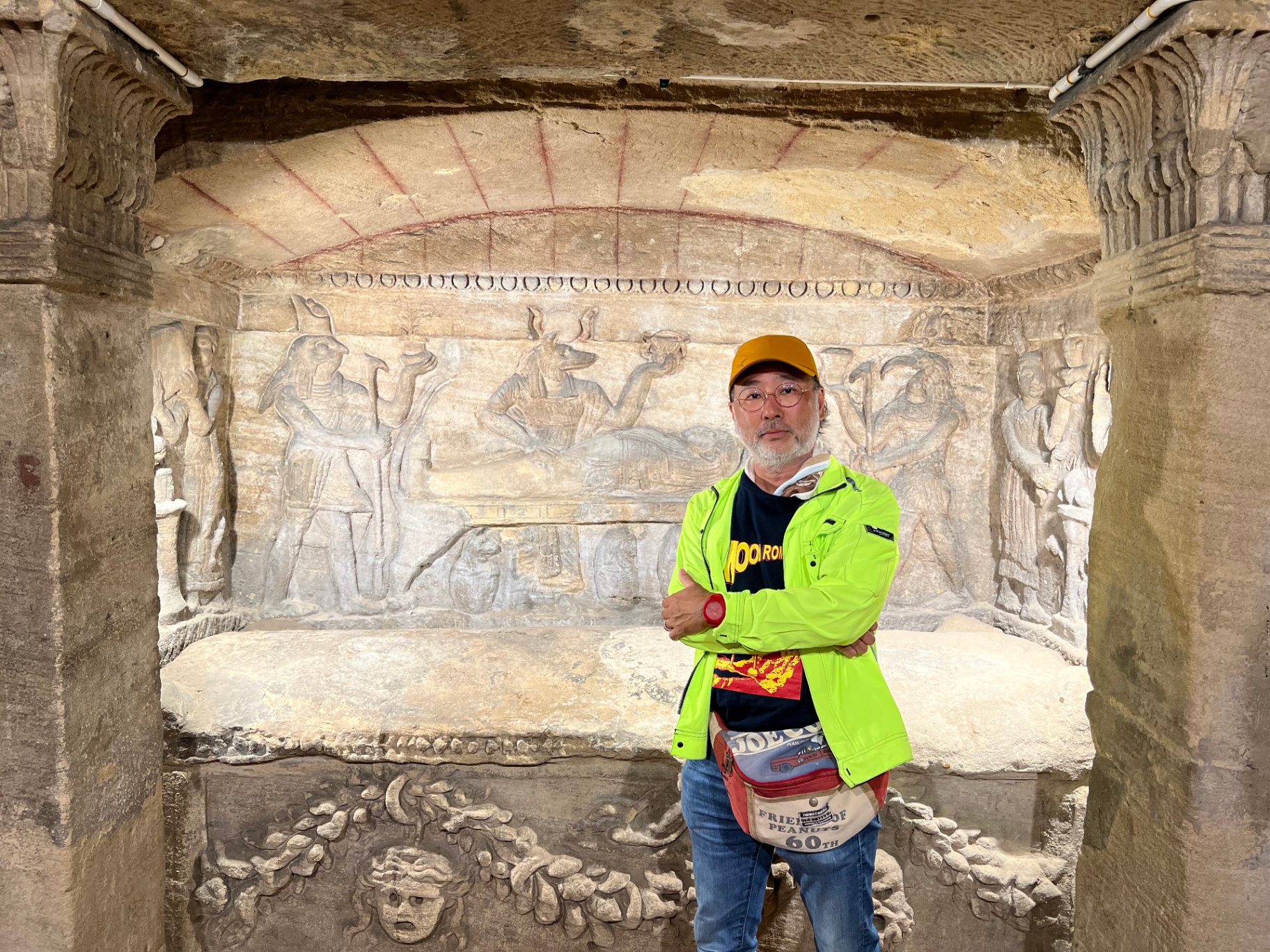 彩色壁画が残る古代エジプトの墓室で撮影された大城教授